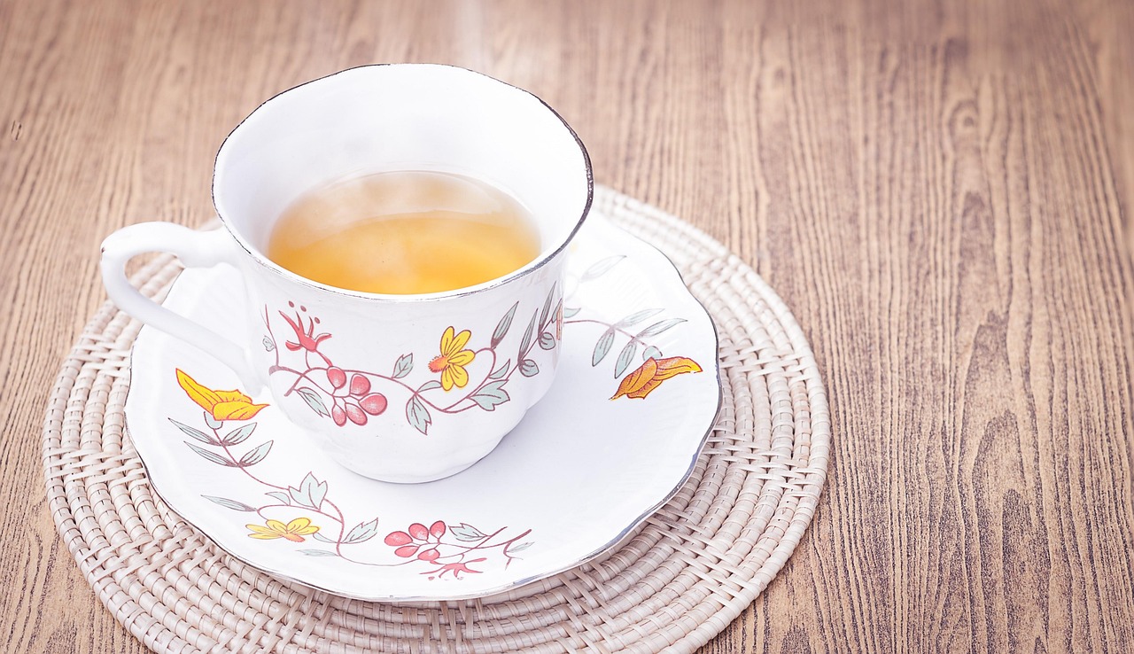 Tazza di tè caldo con erbe, ideale per favorire la perdita di grasso addominale.