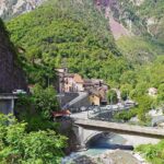 Panorama del villaggio francese famoso per la sua attrazione unica e i visitatori che si fermano.