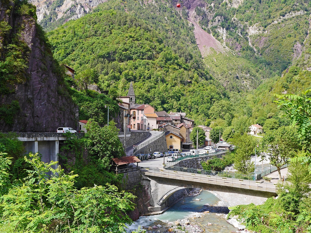 Panorama del villaggio francese famoso per la sua attrazione unica e i visitatori che si fermano.