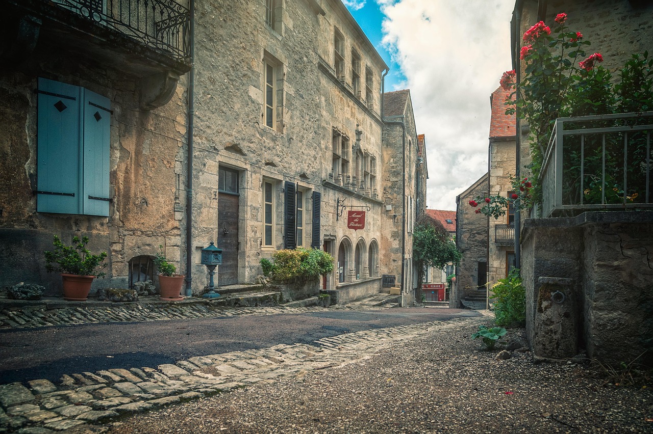 Panorama di un pittoresco villaggio francese con ristoranti tipici e piatti gourmet.