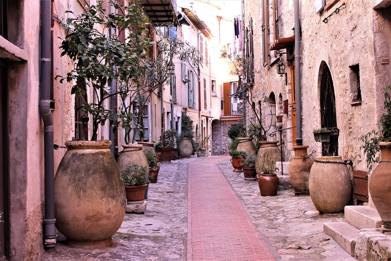 Vista panoramica del villaggio nel sud della Francia, con architetture che richiamano l'Italia.