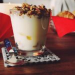 Uomo che gusta uno yogurt, simbolo dei benefici per l'intestino dopo 7 giorni di consumo quotidiano.